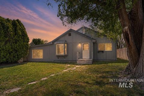 Photo of 215 W Arizona Ave, Homedale, ID 83628 (MLS # 98984659)