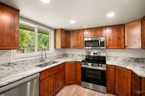 Photo of 680 W 12th S, Mountain Home, ID 83647 (MLS # 98961727)