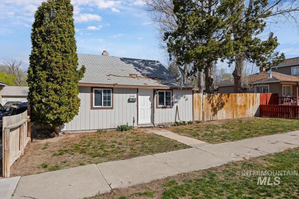 Photo of 308 E Avenue E Ave, Jerome, ID 83338 (MLS # 98979581)