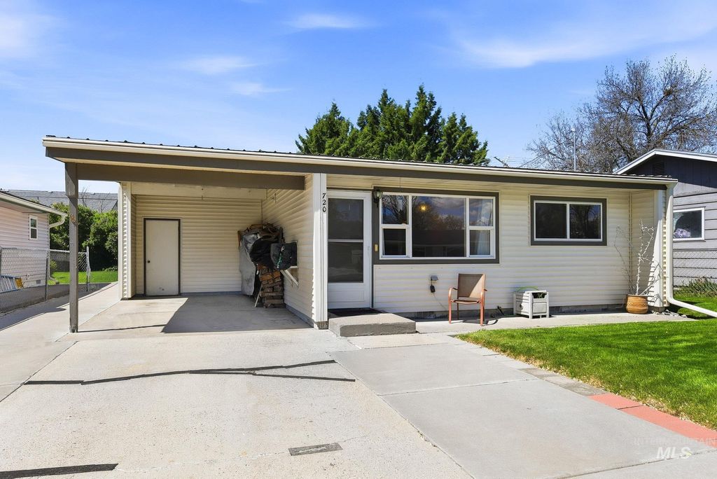 Photo of 720 S 12th E, Mountain Home, ID 83647 (MLS # 98983940)
