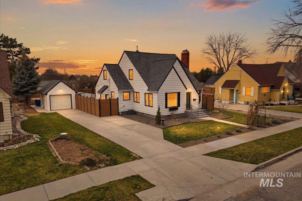 Photo of 1610 Idaho Ave, Caldwell, ID 83605 (MLS # 98977761)