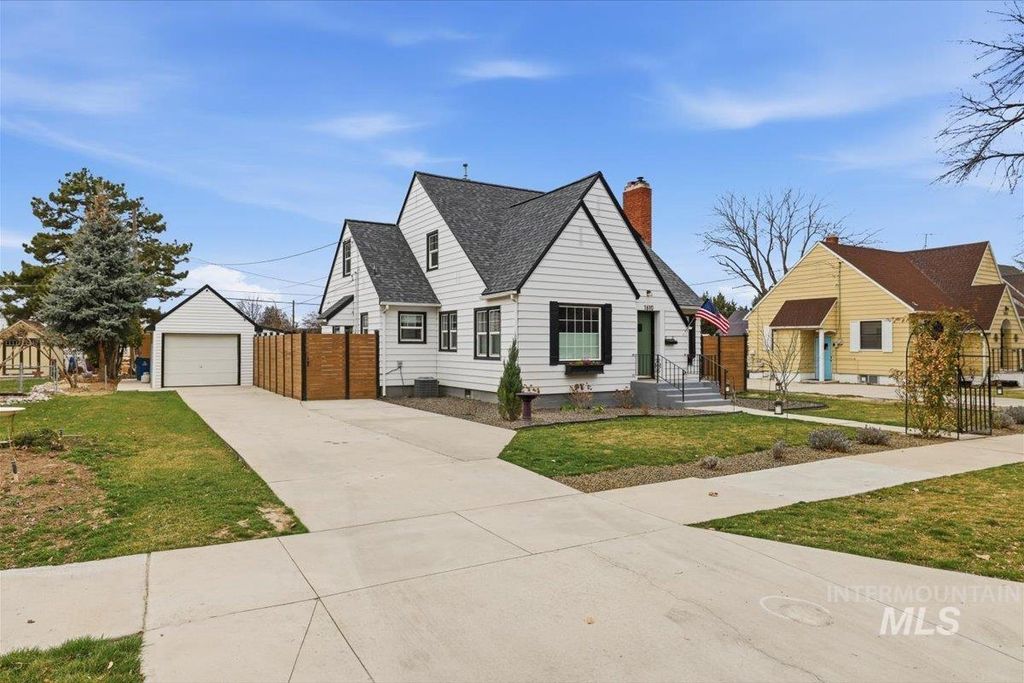 Photo of 1610 Idaho Ave, Caldwell, ID 83605 (MLS # 98977761)