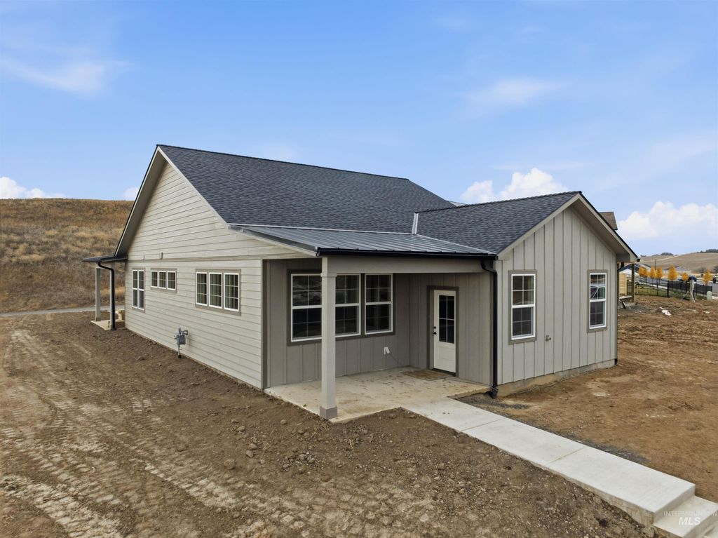 Photo of 995 Edington Avenue, Moscow, ID 83843 (MLS # 98958911)