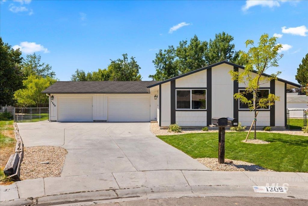 Photo of 1309 W Maple Ave, Meridian, ID 83642 (MLS # 98973592)