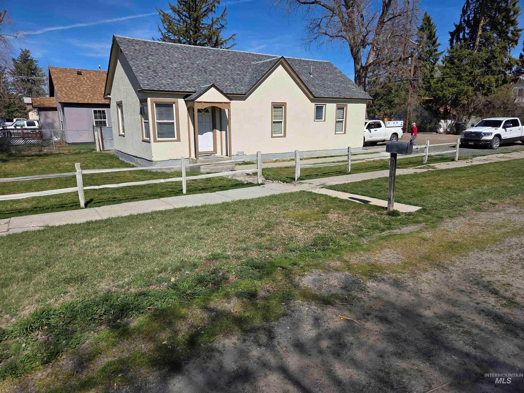 Photo of 506 5th Ave. E Ave, Gooding, ID 83332 (MLS # 98979082)