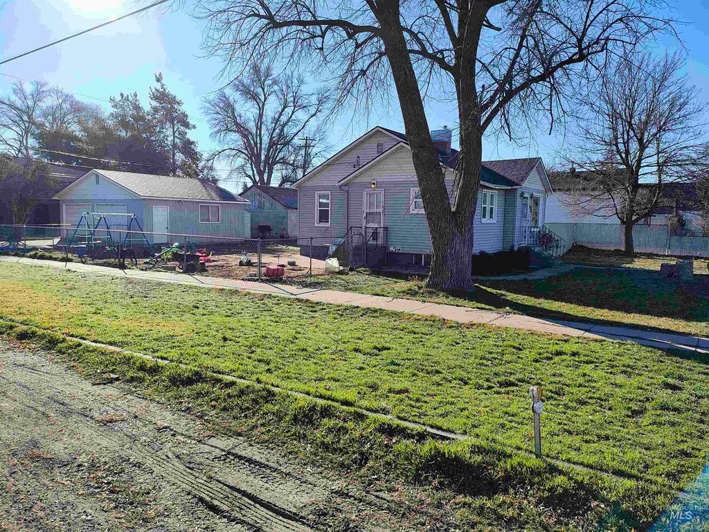 Photo of 506 California St, Gooding, ID 83330 (MLS # 98978239)