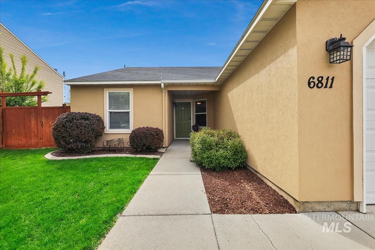 6811 S Acacia