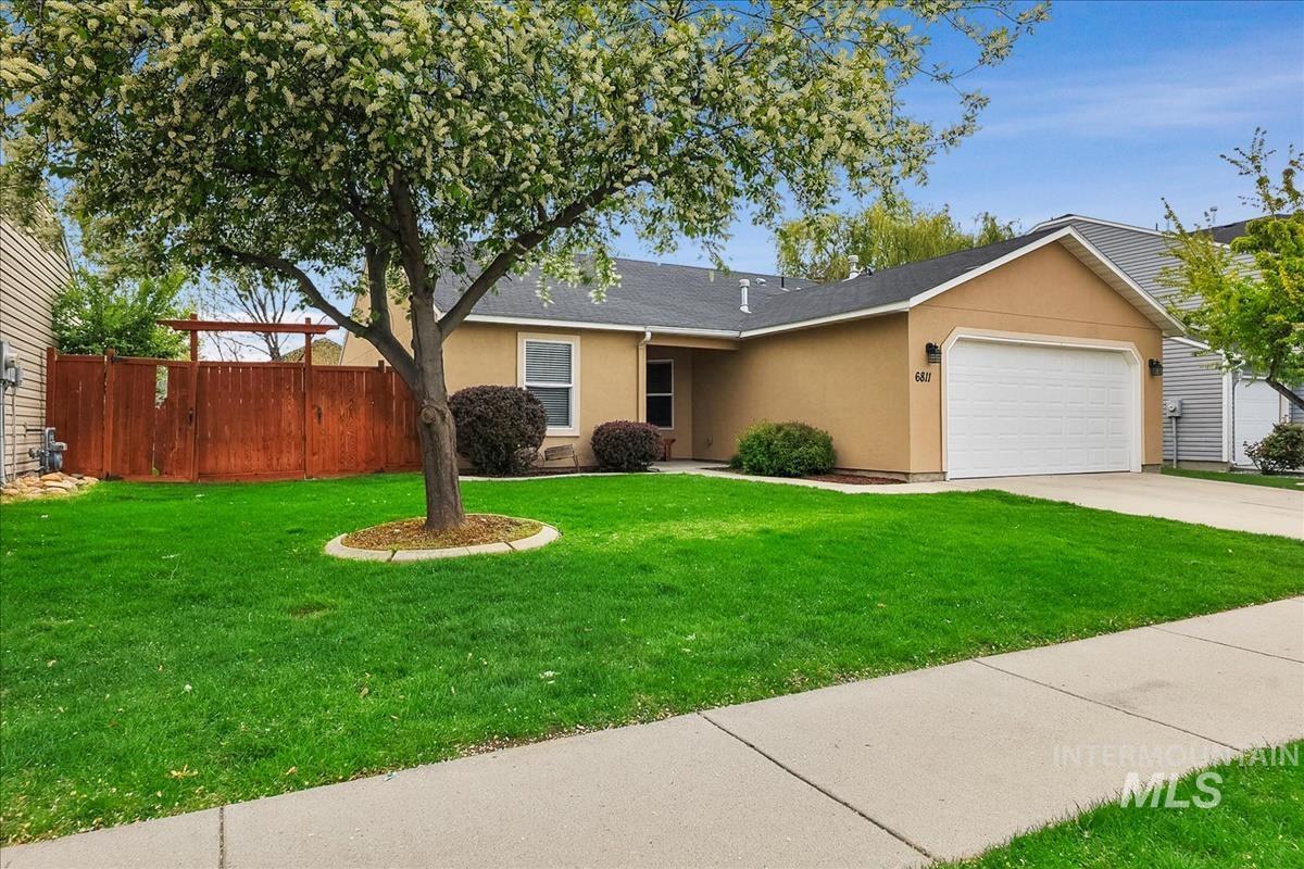 6811 S Acacia