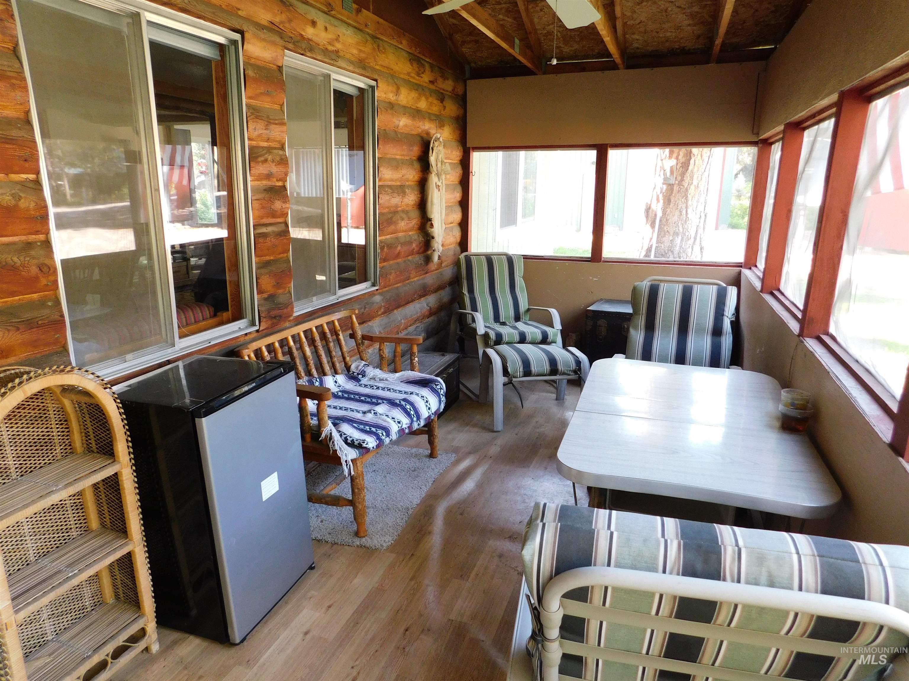 2055 N Pine Featherville Rd