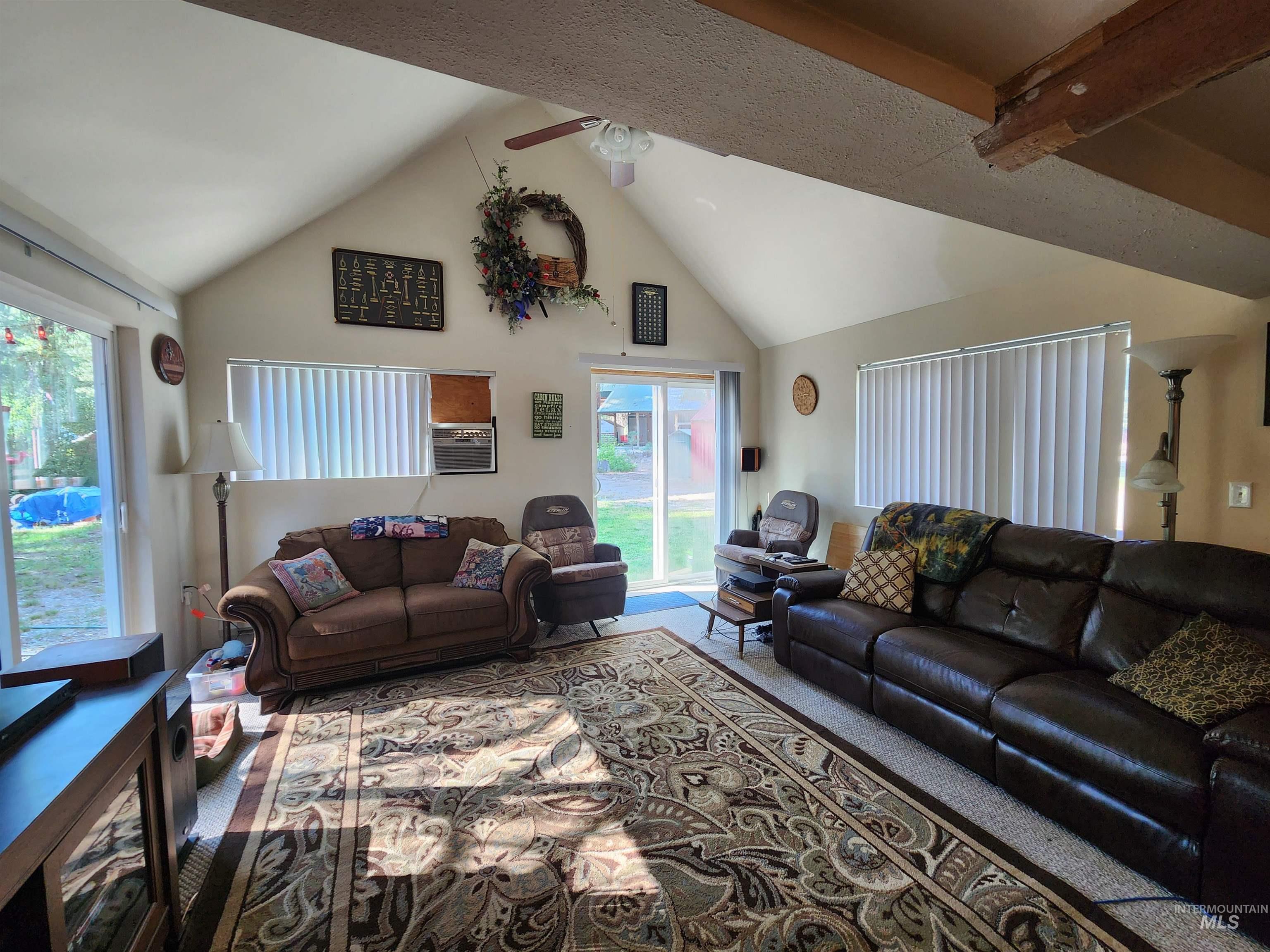 2055 N Pine Featherville Rd