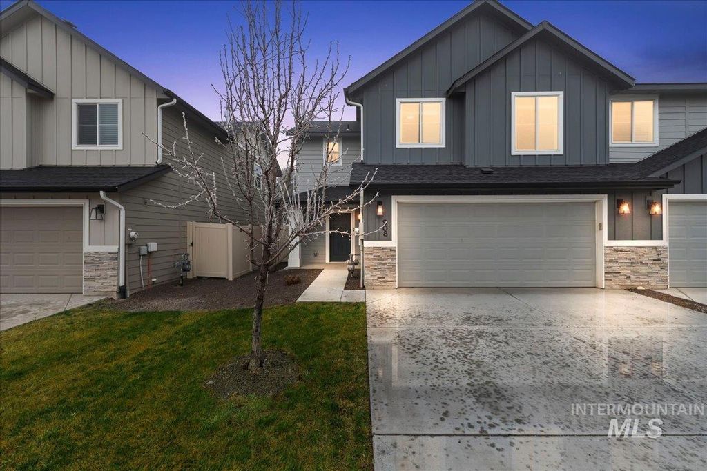 Photo of 908 W Woodpine St, Meridian, ID 83646 (MLS # 98971944)