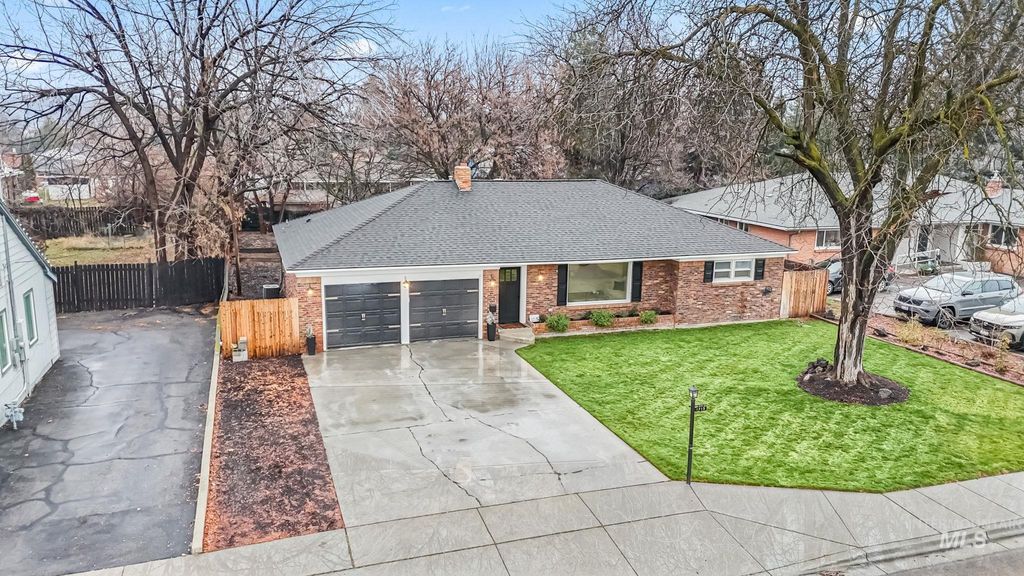 Photo of 1715 S 10th Ave, Caldwell, ID 83605 (MLS # 98971177)