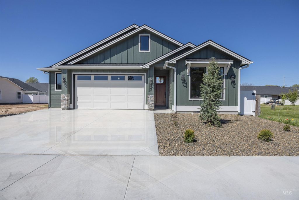 Photo of 933 S Almond St, Nampa, ID 83686 (MLS # 98984503)