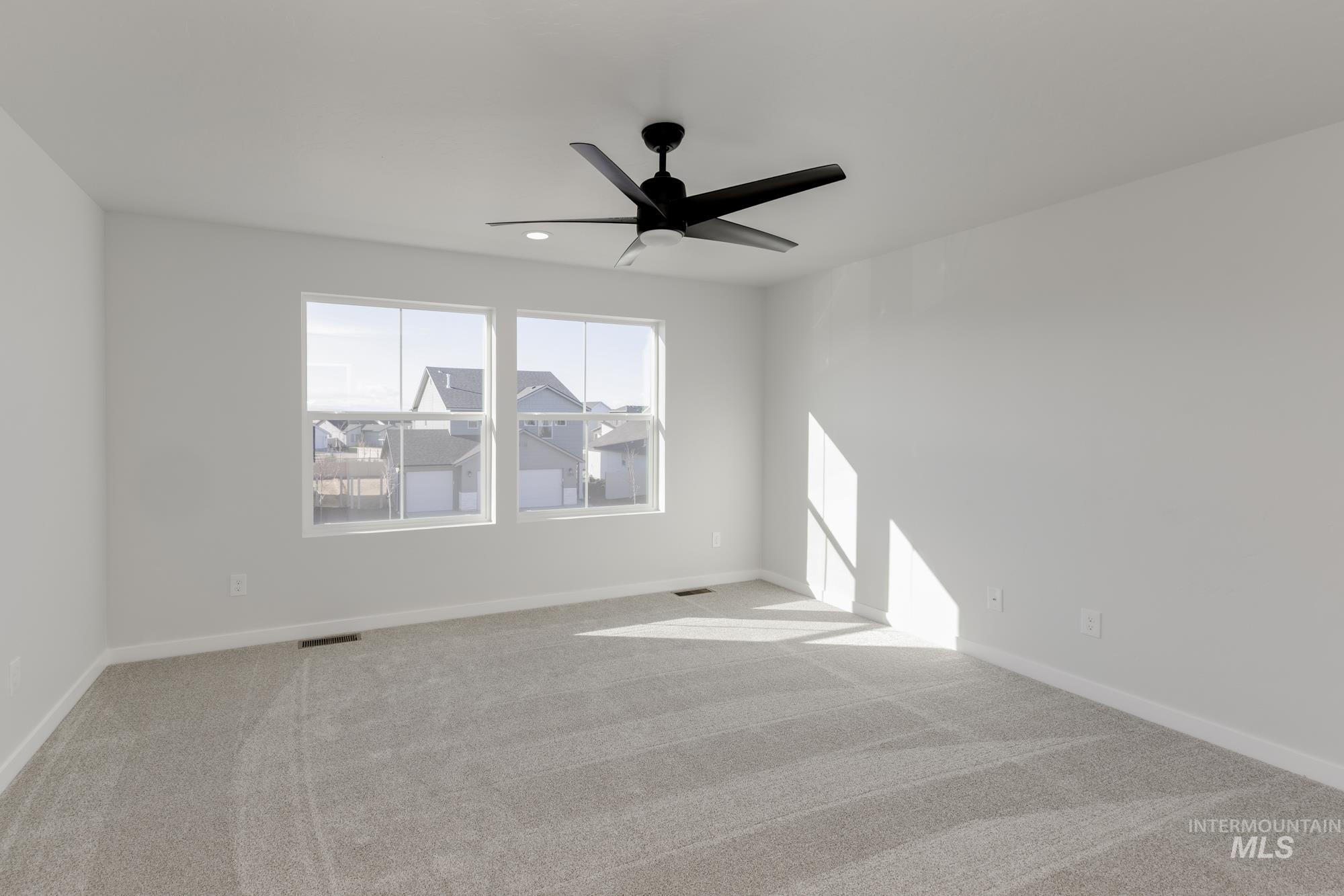 Empty room featuring a ceiling fan, light carpet, and recessed lighting