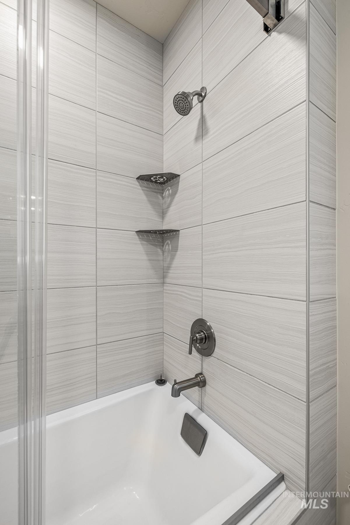 Full bath featuring shower/tub