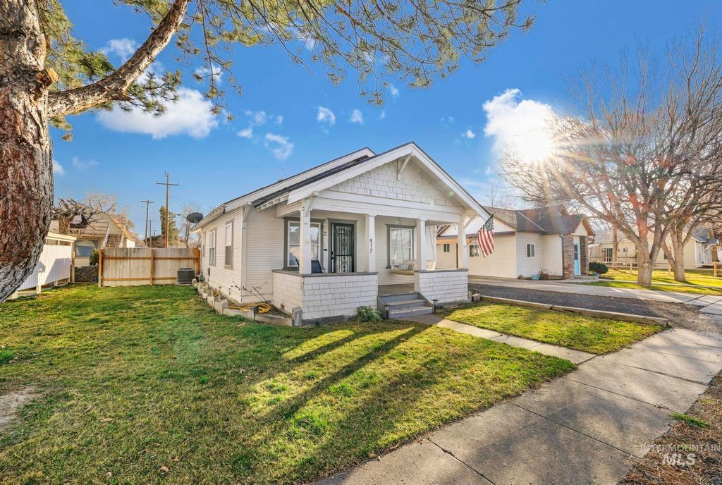 Photo of 517 6th St, Filer, ID 83328 (MLS # 98976588)
