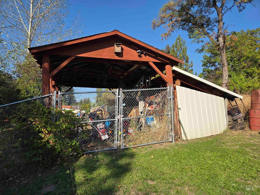 Photo of 702 Idaho Street, Deary, ID 83823 (MLS # 98963113)