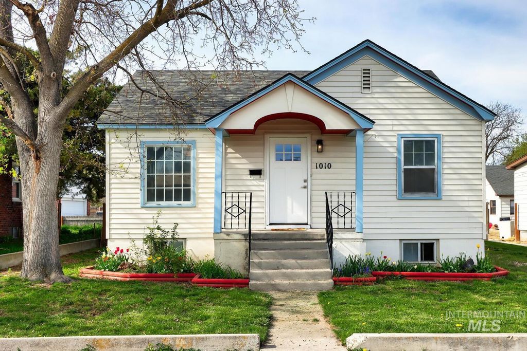 Photo of 1010 Everett St, Caldwell, ID 83605 (MLS # 98981102)