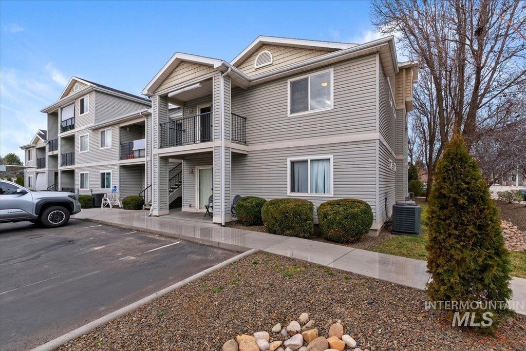 Photo of 3323 N Lakeharbor Ln #204, Boise, ID 83703 (MLS # 98975471)