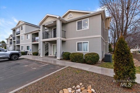 Photo of 3323 N Lakeharbor Ln #204, Boise, ID 83703 (MLS # 98975471)