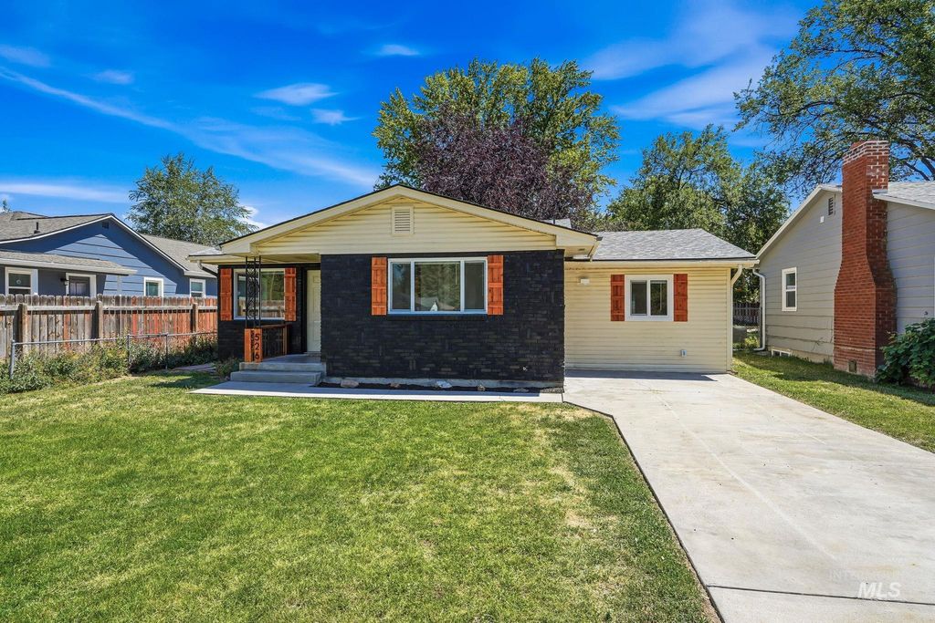 Photo of 526 W Almond ST, Nampa, ID 83686 (MLS # 98994387)