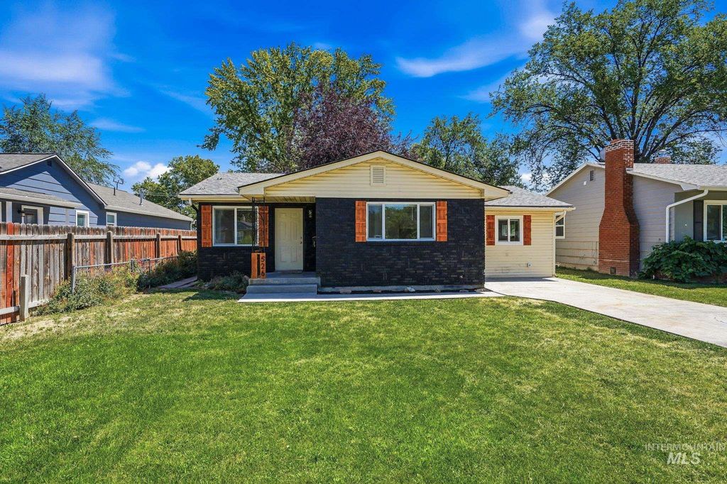 Photo of 526 W Almond ST, Nampa, ID 83686 (MLS # 98994387)
