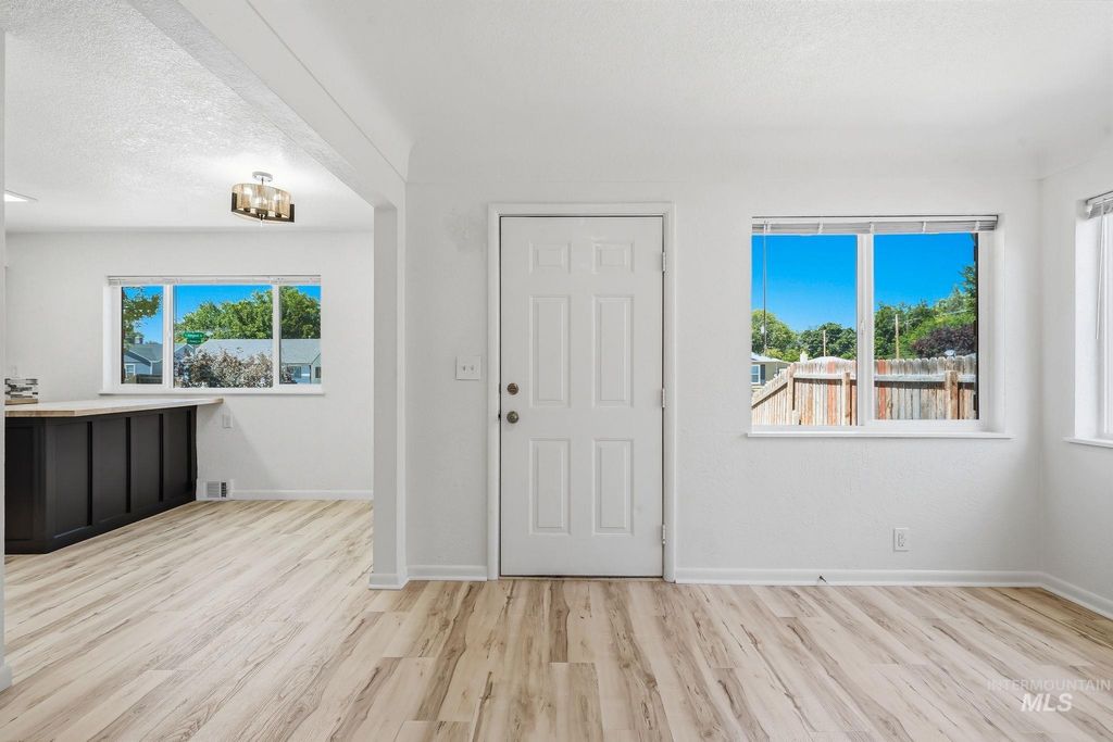 Photo of 526 W Almond ST, Nampa, ID 83686 (MLS # 98994387)