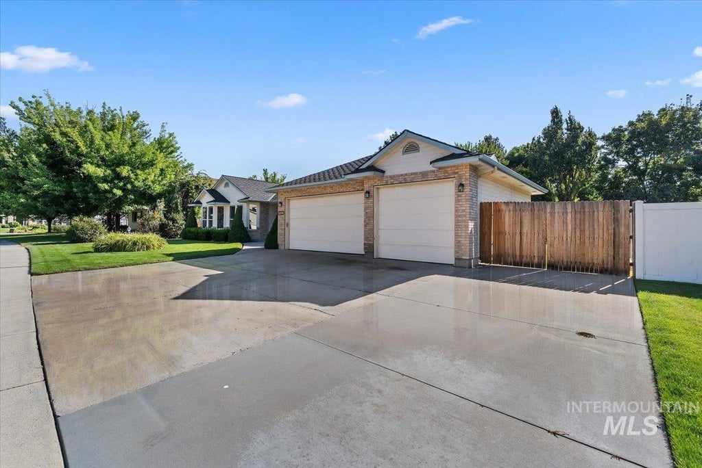 Photo of 1830 SE 3rd Way, Meridian, ID 83642 (MLS # 98999820)