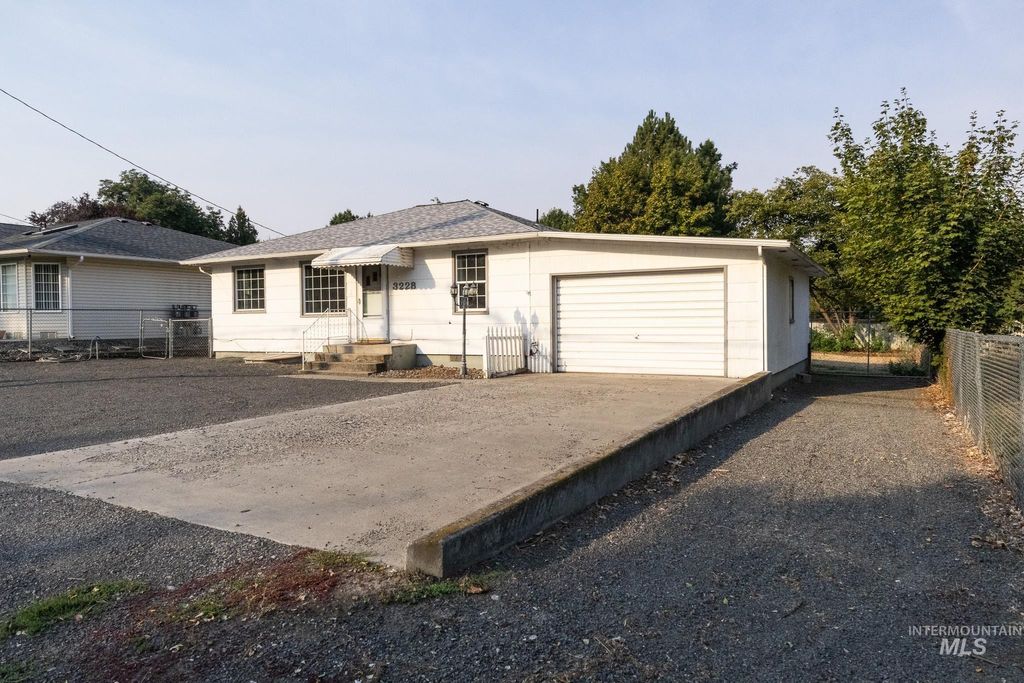 Photo of 3228 5th Street, Lewiston, ID 83501 (MLS # 98963442)