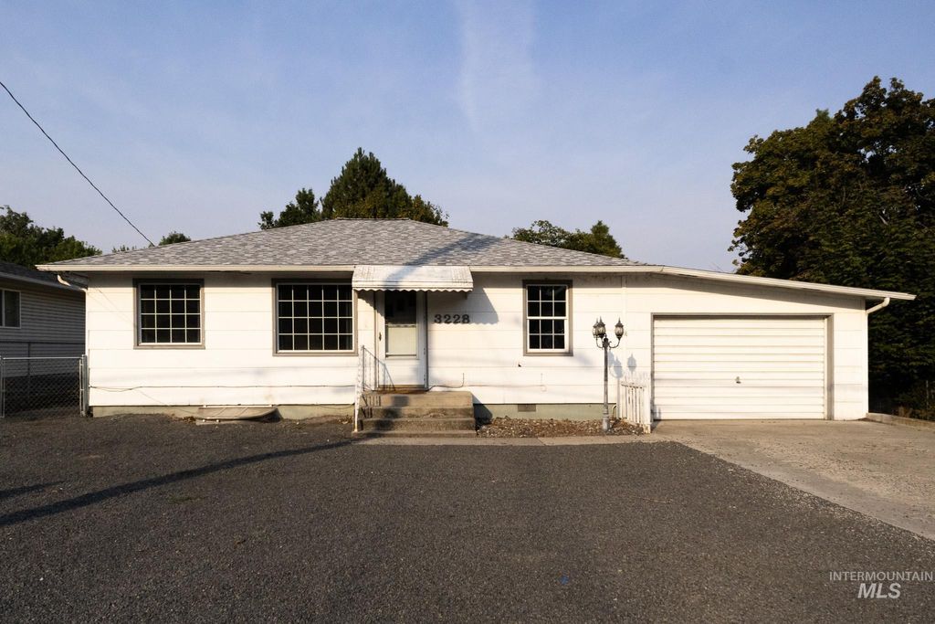 Photo of 3228 5th Street, Lewiston, ID 83501 (MLS # 98963442)