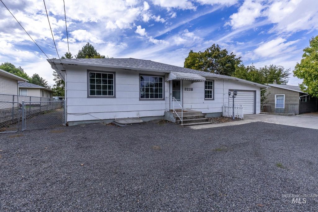 Photo of 3228 5th Street, Lewiston, ID 83501 (MLS # 98963442)