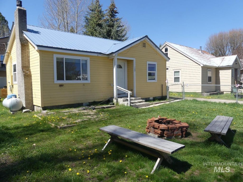 Photo of 109 S Idaho Street, Cascade, ID 83611 (MLS # 98985506)