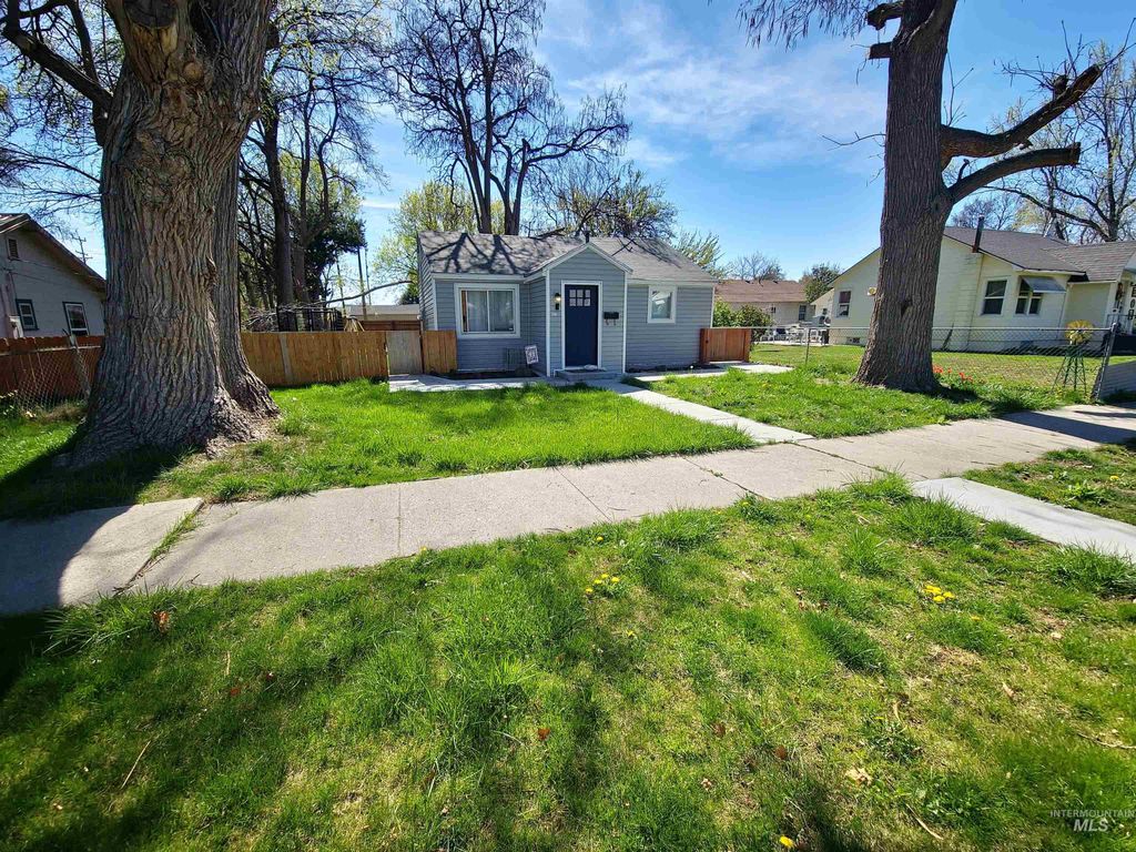 Photo of 316 S 21st Ave, Nampa, ID 83651 (MLS # 98981316)