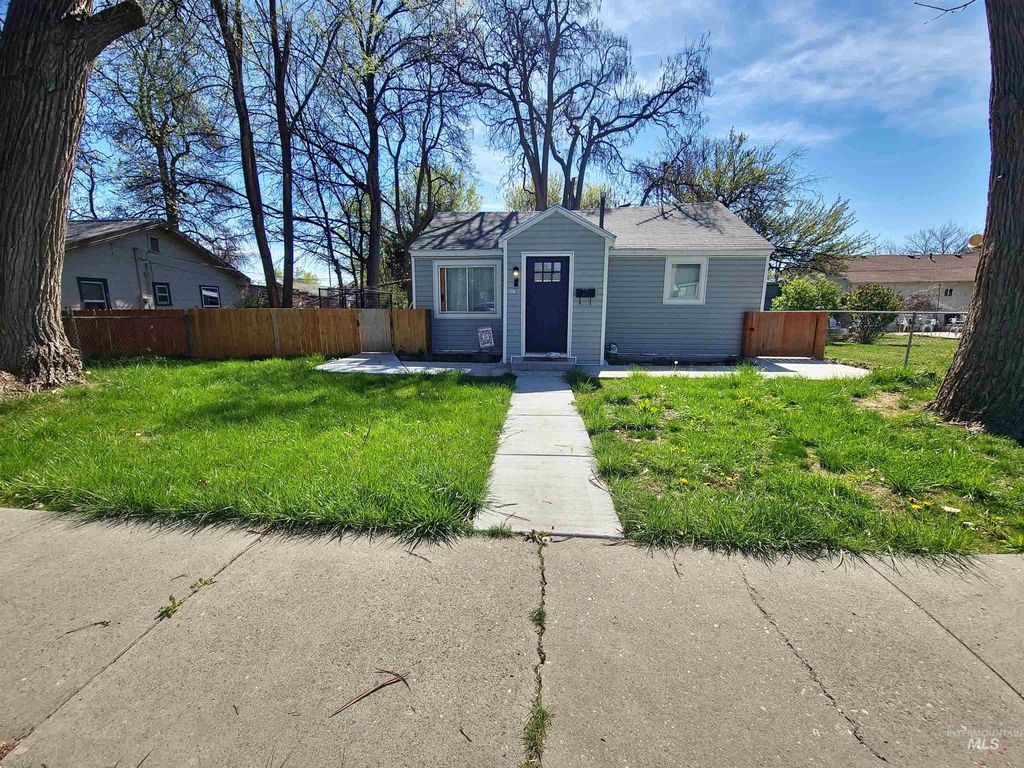 Photo of 316 S 21st Ave, Nampa, ID 83651 (MLS # 98981316)