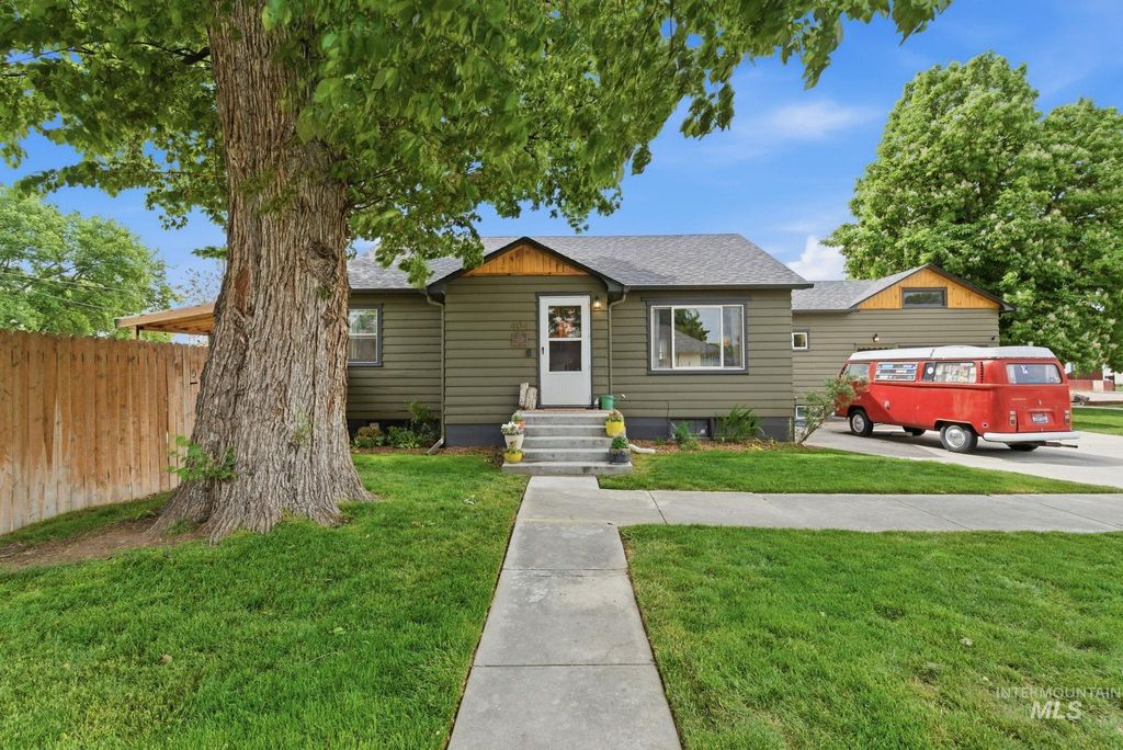 Photo of 404 S Juniper St, Nampa, ID 83686 (MLS # 98986263)