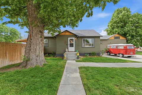 Photo of 404 S Juniper St, Nampa, ID 83686 (MLS # 98986263)