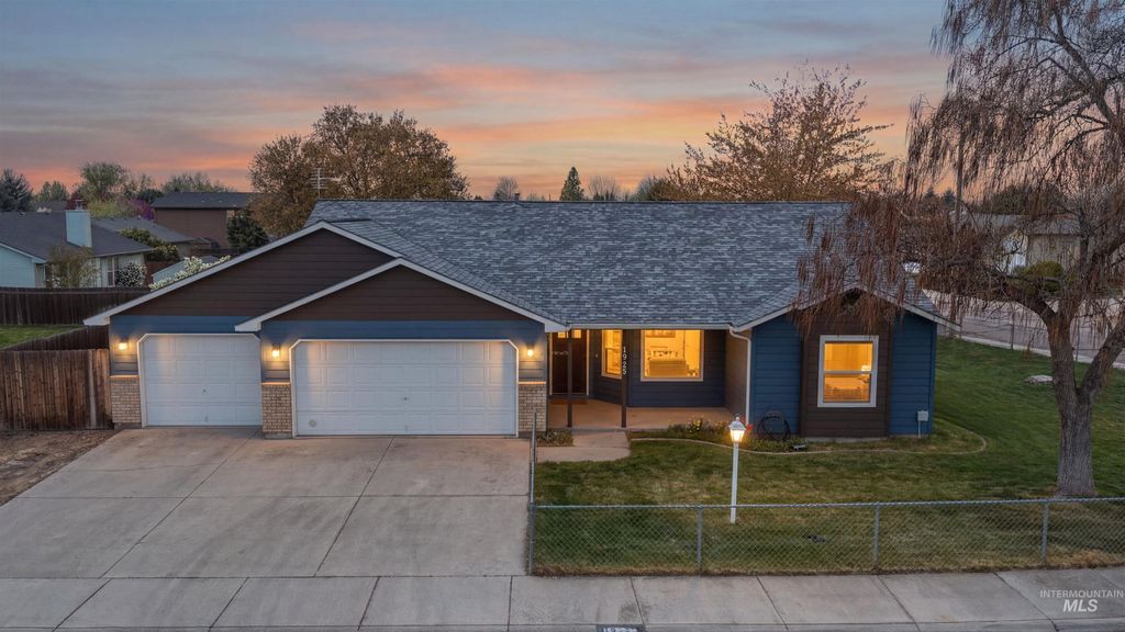 Photo of 1925 N Hillmont Ave, Meridian, ID 83646 (MLS # 98981667)