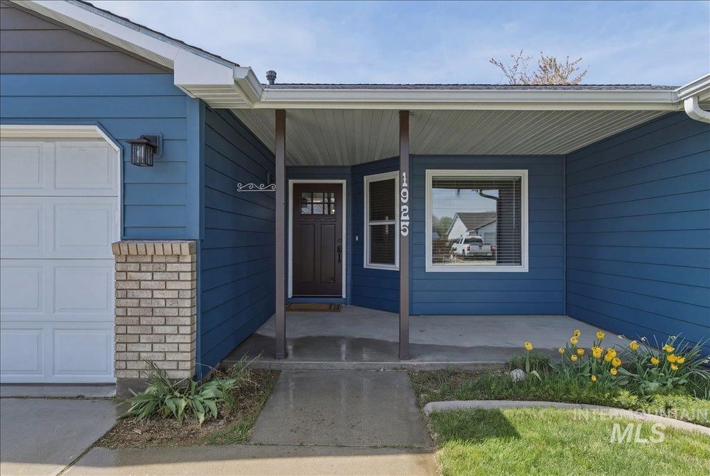 Photo of 1925 N Hillmont Ave, Meridian, ID 83646 (MLS # 98981667)