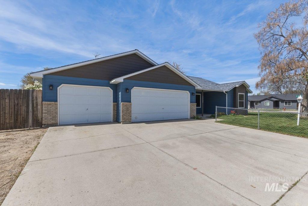 Photo of 1925 N Hillmont Ave, Meridian, ID 83646 (MLS # 98981667)