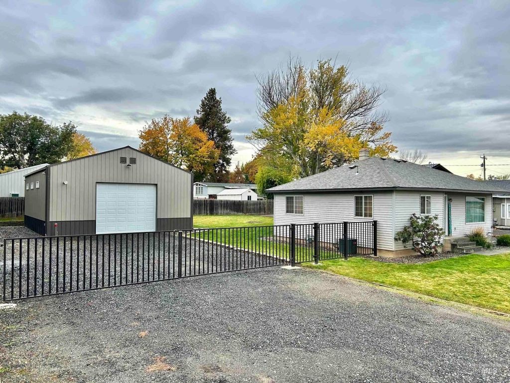 Photo of 810 Park Avenue, Lewiston, ID 83501 (MLS # 98966718)