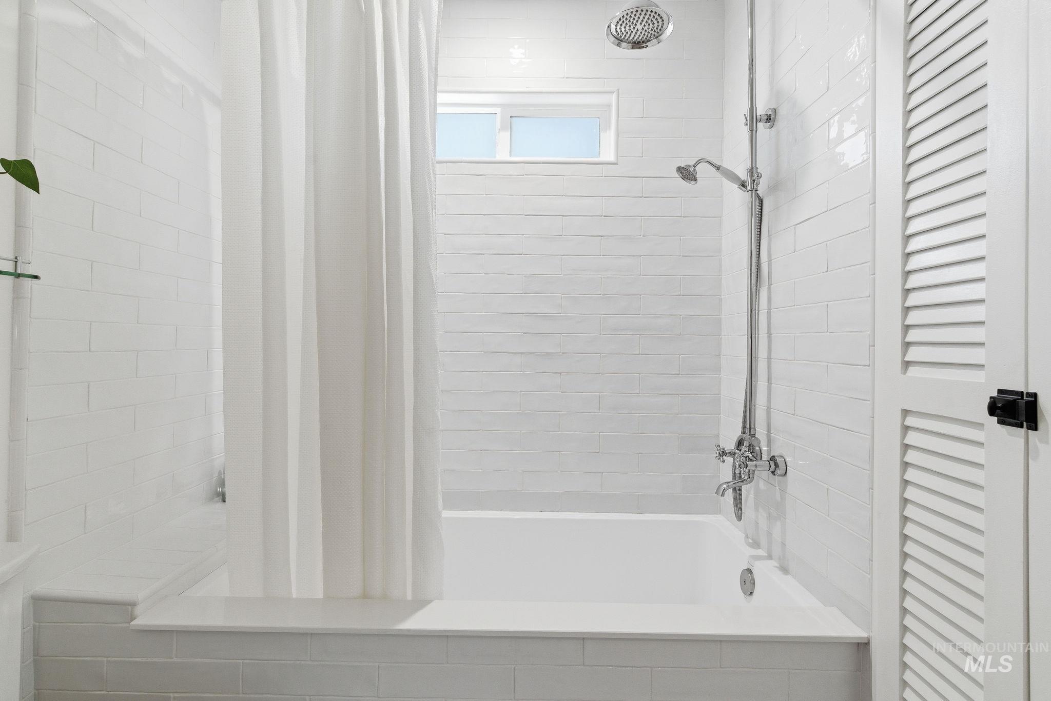 Bathroom with tiled shower / bath combo