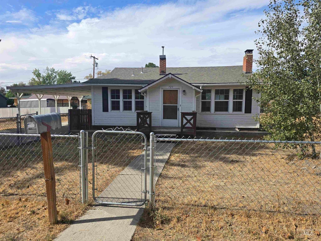 Photo of 725 Oregon St, Gooding, ID 83330 (MLS # 99003322)