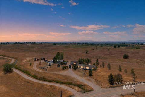 Photo of 17903 Sand Hollow Rd, Caldwell, ID 83607 (MLS # 98990229)