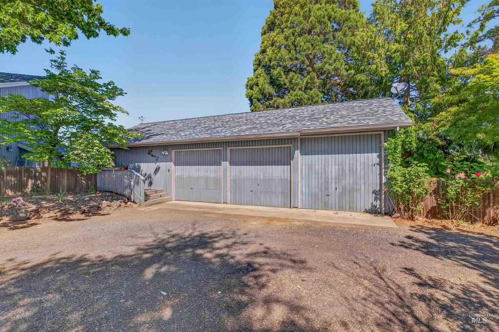 Photo of 2720 6th Street, Lewiston, ID 83501 (MLS # 98985891)
