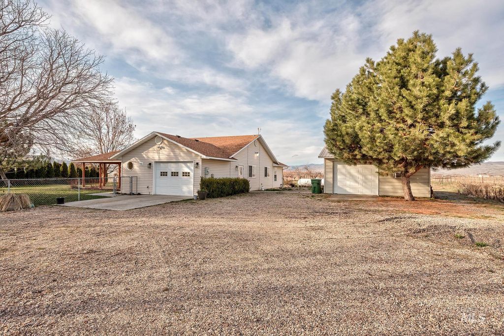 Photo of 946 Indianhead Rd, Weiser, ID 83672 (MLS # 98976678)