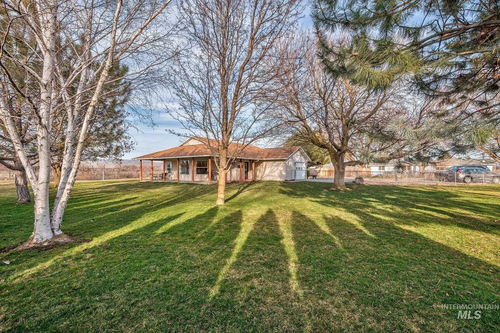 Photo of 946 Indianhead Rd, Weiser, ID 83672 (MLS # 98976678)