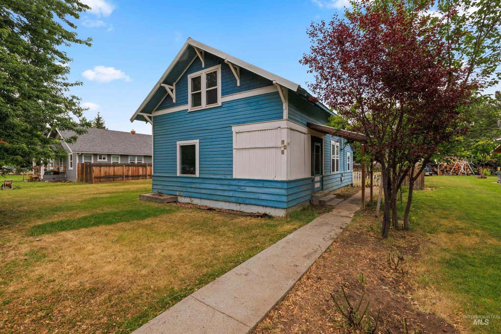 Photo of 928 W 4th St, Weiser, ID 83672 (MLS # 98990064)