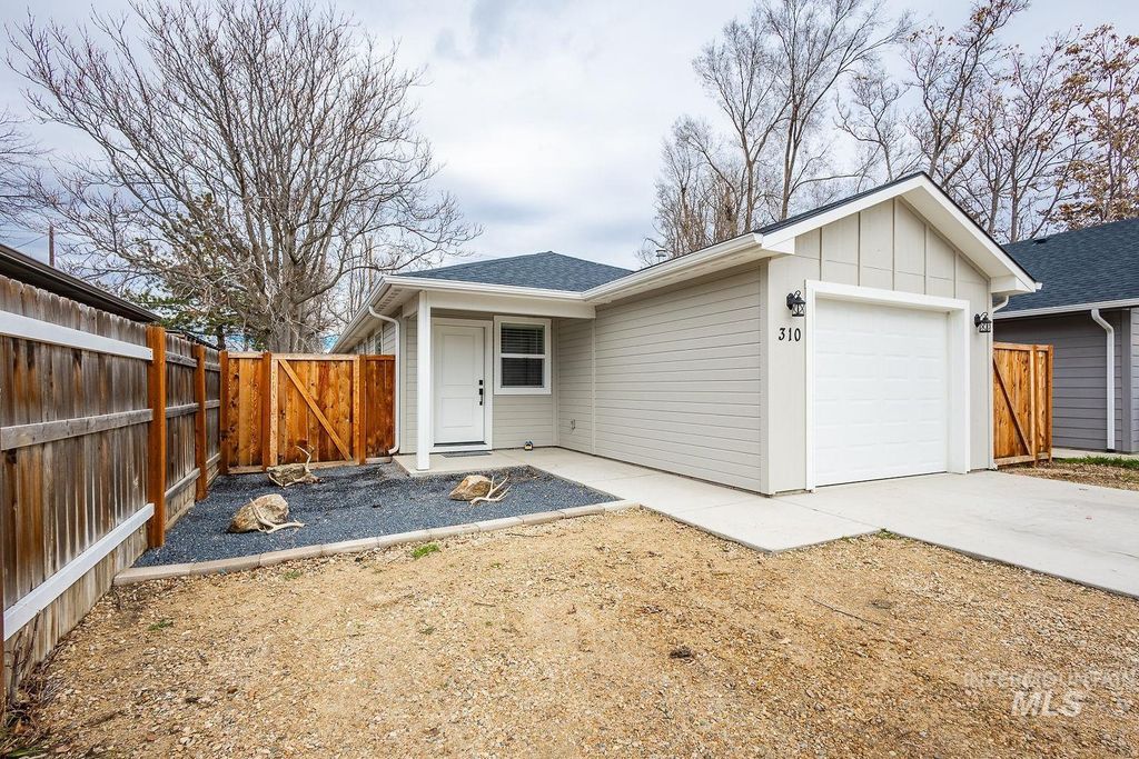 Photo of 310 W Owyhee, Homedale, ID 83628 (MLS # 98976398)