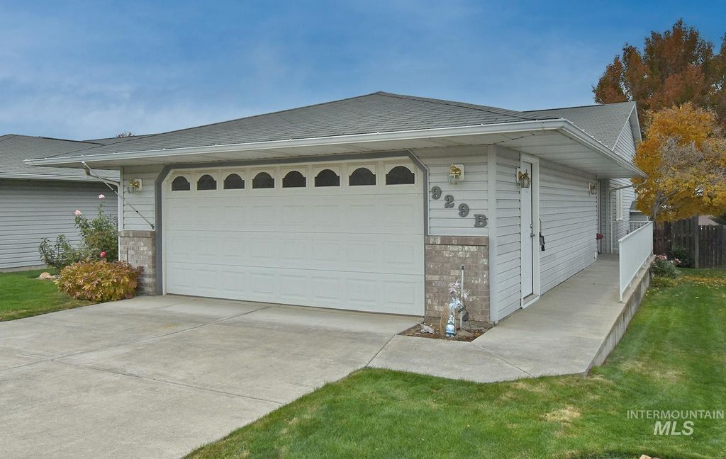 Photo of 929 Cypress Court #b Ct, Lewiston, ID 83501 (MLS # 98967231)