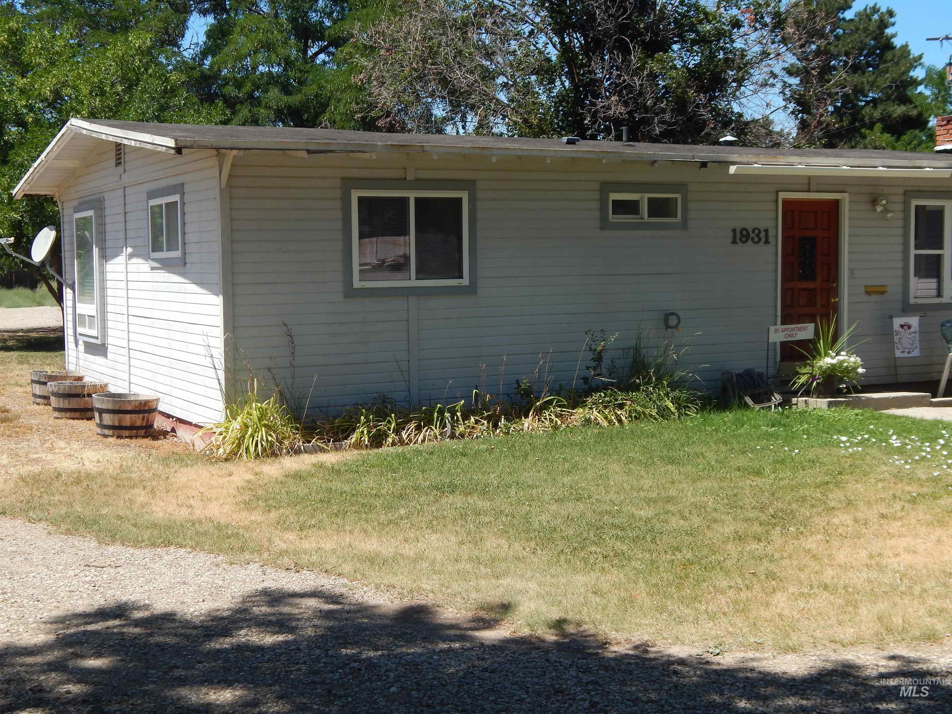 View of front facade with a front yard